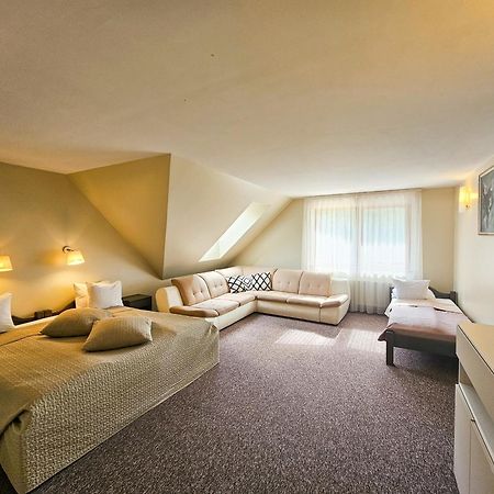 Irbeni Hotel Brivkalni Buitenkant foto