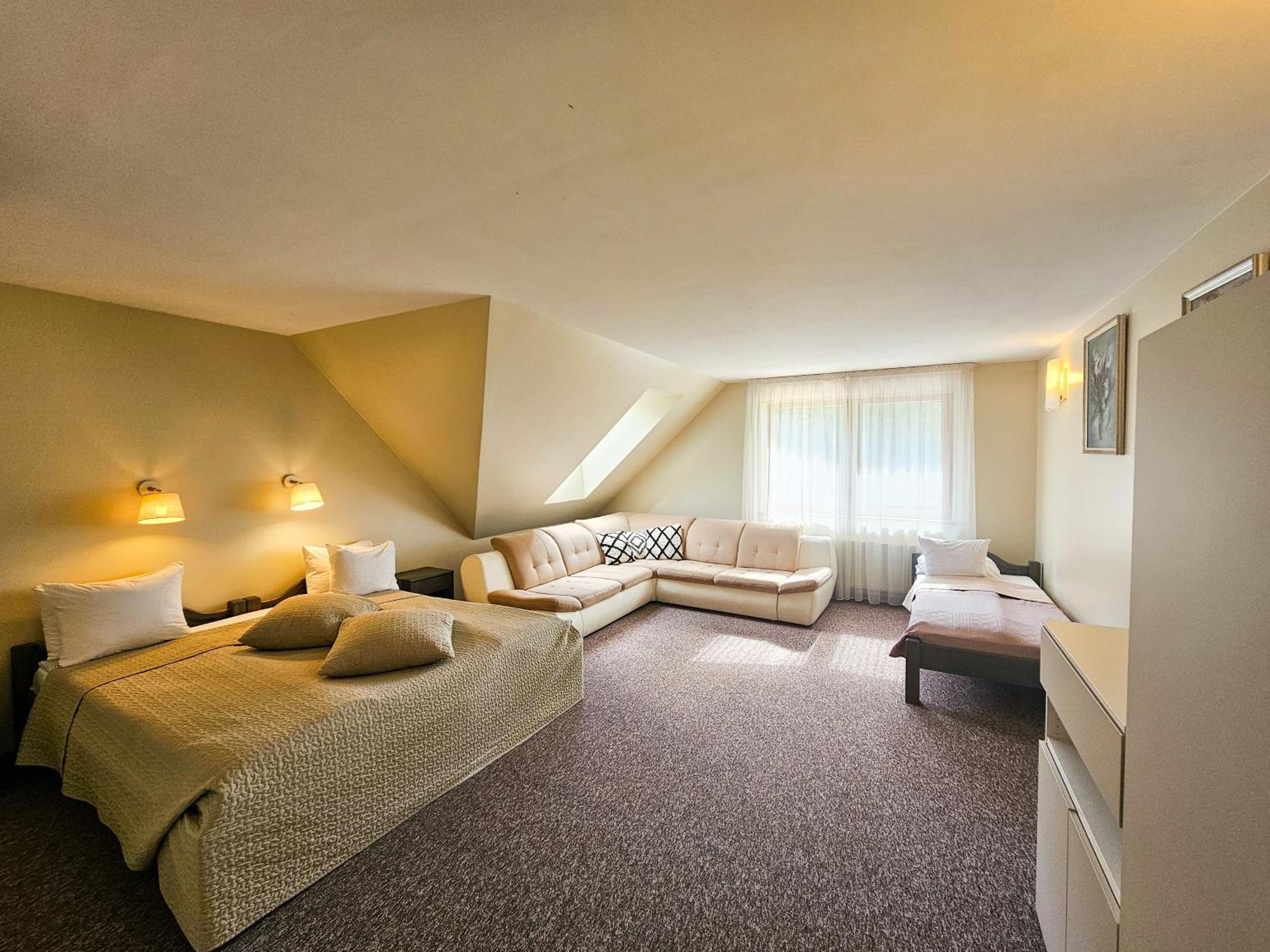 Irbeni Hotel Brivkalni Buitenkant foto