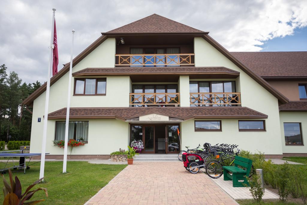 Irbeni Hotel Brivkalni Buitenkant foto